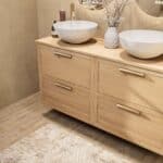 Modern naturel eiken badkamermeubel 140 cm met dubbele lade, vlak front en massief eiken blad met witte waskom