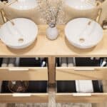 Modern naturel eiken badkamermeubel 140 cm met dubbele lade, vlak front en massief eiken blad met witte waskom