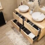 Modern naturel eiken badkamermeubel 140 cm met dubbele lade, vlak front en massief eiken blad met witte waskom