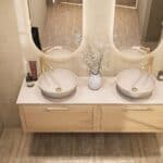Hangend naturel eiken badkamermeubel 160 cm met enkele lade en limestone blad met witte waskom