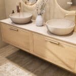 Hangend naturel eiken badkamermeubel 160 cm met enkele lade en limestone blad met witte waskom