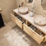 Hangend naturel eiken badkamermeubel 160 cm met enkele lade en limestone blad met witte waskom
