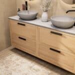 Modern naturel eiken badkamermeubel 160 cm met dubbele lade, vlak front en grijs limestone blad met witte waskom
