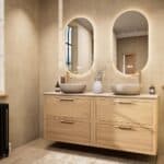 Hangend naturel eiken badkamermeubel 160 cm met dubbele lade en limestone blad met witte waskom