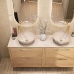Hangend naturel eiken badkamermeubel 160 cm met dubbele lade en limestone blad met witte waskom
