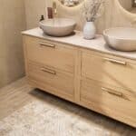 Hangend naturel eiken badkamermeubel 160 cm met dubbele lade en limestone blad met witte waskom