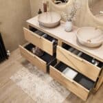 Hangend naturel eiken badkamermeubel 160 cm met dubbele lade en limestone blad met witte waskom