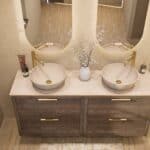 Hangend donker eiken badkamermeubel 160 cm met dubbele lade en limestone blad met witte waskom