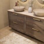 Hangend donker eiken badkamermeubel 160 cm met dubbele lade en limestone blad met witte waskom