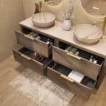 Hangend donker eiken badkamermeubel 160 cm met dubbele lade en limestone blad met witte waskom