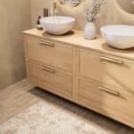 Modern naturel eiken badkamermeubel 160 cm met dubbele lade, vlak front en massief eiken blad met witte waskom