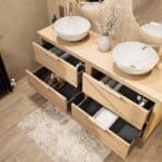 Modern naturel eiken badkamermeubel 160 cm met dubbele lade, vlak front en massief eiken blad met witte waskom