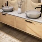 Modern naturel eiken badkamermeubel 200 cm met enkele lade, vlak front en grijs limestone blad met witte waskom