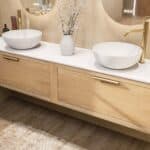 Hangend naturel eiken badkamermeubel 200 cm met één lade, vlak front en solid surface met 2 waskommen