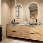 Modern naturel eiken badkamermeubel 200 cm met dubbele lade, vlak front en grijs limestone blad met witte waskom