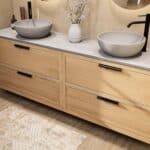 Modern naturel eiken badkamermeubel 200 cm met dubbele lade, vlak front en grijs limestone blad met witte waskom