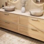 Hangend naturel eiken badkamermeubel 200 cm met dubbele lade en limestone blad met witte waskom