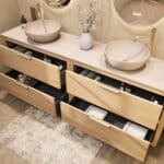Hangend naturel eiken badkamermeubel 200 cm met dubbele lade en limestone blad met witte waskom