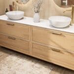 Modern wastafelmeubel 200 cm massief naturel eiken met twee lades en solid surface met 2 waskommen