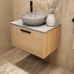 Modern naturel eiken badkamermeubel 70 cm met enkele lade, vlak front en grijs limestone blad met witte waskom