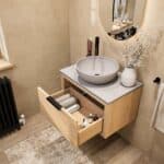 Modern naturel eiken badkamermeubel 70 cm met enkele lade, vlak front en grijs limestone blad met witte waskom