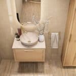 Hangend naturel eiken badkamermeubel 70 cm met één lade en beige limestone wastafel