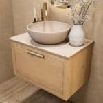 Hangend naturel eiken badkamermeubel 70 cm met één lade en beige limestone wastafel