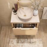 Hangend naturel eiken badkamermeubel 70 cm met één lade en beige limestone wastafel