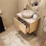 Hangend naturel eiken badkamermeubel 70 cm met één lade en beige limestone wastafel