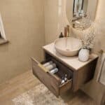 Hangend donker eiken badkamermeubel 70 cm met enkele lade en limestone blad met witte waskom
