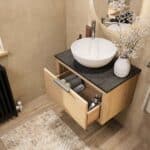 Hangend naturel eiken badkamermeubel 70 cm met enkele lade en granieten blad met witte waskom