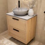 Modern naturel eiken badkamermeubel 70 cm met dubbele lade, vlak front en grijs limestone blad met witte waskom