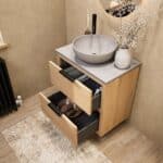 Modern naturel eiken badkamermeubel 70 cm met dubbele lade, vlak front en grijs limestone blad met witte waskom