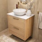 Hangend naturel eiken wastafelmeubel 70 cm met twee lades, vlak front en solid surface waskom