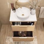 Hangend naturel eiken wastafelmeubel 70 cm met twee lades, vlak front en solid surface waskom