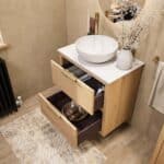 Hangend naturel eiken wastafelmeubel 70 cm met twee lades, vlak front en solid surface waskom