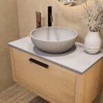 Modern naturel eiken badkamermeubel 80 cm met enkele lade, vlak front en grijs limestone blad met witte waskom