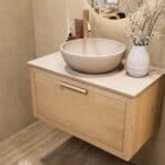 Hangend naturel eiken badkamermeubel 80 cm met enkele lade en limestone blad met witte waskom