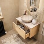 Hangend naturel eiken badkamermeubel 80 cm met enkele lade en limestone blad met witte waskom