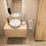 Modern naturel eiken badkamermeubel 80 cm met enkele lade, vlak front en massief eiken blad met witte waskom