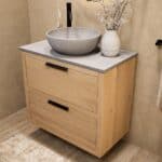 Modern naturel eiken badkamermeubel 80 cm met dubbele lade, vlak front en grijs limestone blad met witte waskom