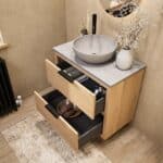 Modern naturel eiken badkamermeubel 80 cm met dubbele lade, vlak front en grijs limestone blad met witte waskom