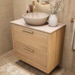 Hangend naturel eiken badkamermeubel 80 cm met dubbele lade en limestone blad met witte waskom