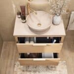 Hangend naturel eiken badkamermeubel 80 cm met dubbele lade en limestone blad met witte waskom