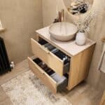 Hangend naturel eiken badkamermeubel 80 cm met dubbele lade en limestone blad met witte waskom