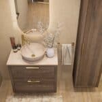 Hangend donker eiken badkamermeubel 80 cm met dubbele lade en limestone blad met witte waskom