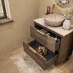 Hangend donker eiken badkamermeubel 80 cm met dubbele lade en limestone blad met witte waskom