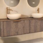 Rond hangend donker eiken badkamermeubel 160 cm met vlak front, eiken blad en beige limestone waskom