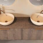 Rond hangend donker eiken badkamermeubel 160 cm met vlak front, eiken blad en beige limestone waskom