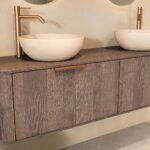 Rond hangend donker eiken badkamermeubel 160 cm met vlak front, eiken blad en beige limestone waskom